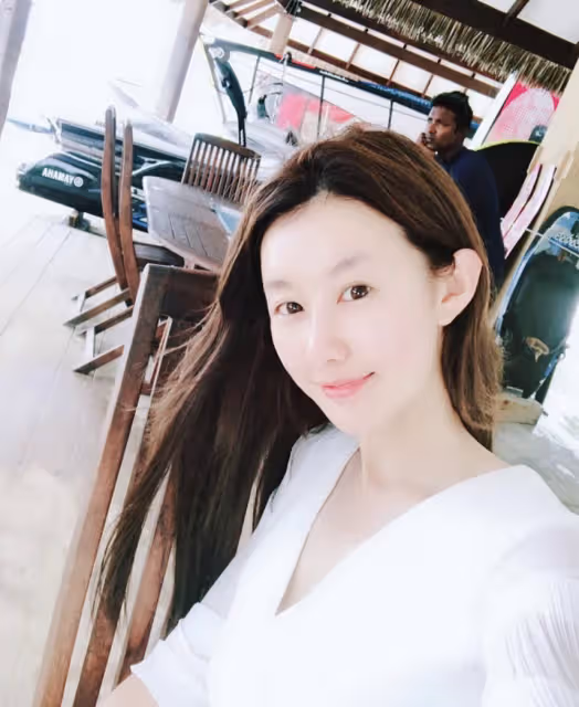 王寶強被女友拉著出門,垂頭喪氣最萌身高差搶鏡,被調侃像媽媽帶小孩