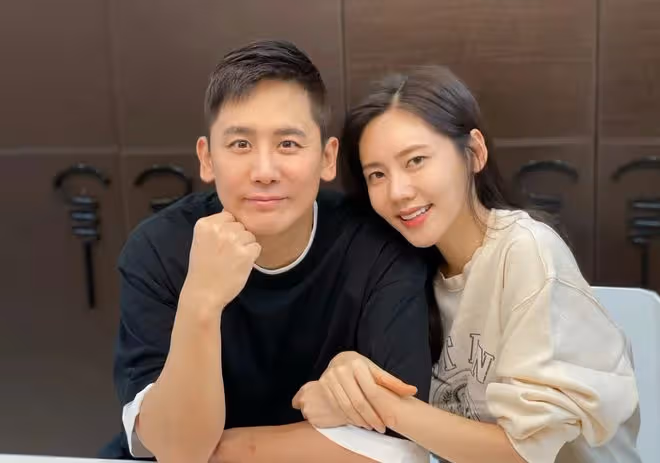 秋瓷炫夫婦再被疑婚變！於曉光當面摟其他異性熱聊，女方黑臉不悅