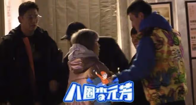 秋瓷炫回中國隨丈夫聚餐，於曉光摟著異性熱聊，秋瓷炫神情嚴肅