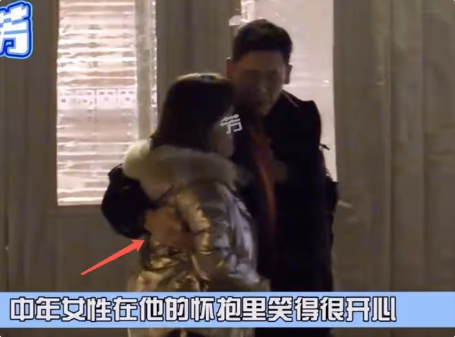 秋瓷炫回中國隨丈夫聚餐，於曉光摟著異性熱聊，秋瓷炫神情嚴肅