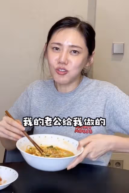 秋瓷炫回中國隨丈夫聚餐，於曉光摟著異性熱聊，秋瓷炫神情嚴肅