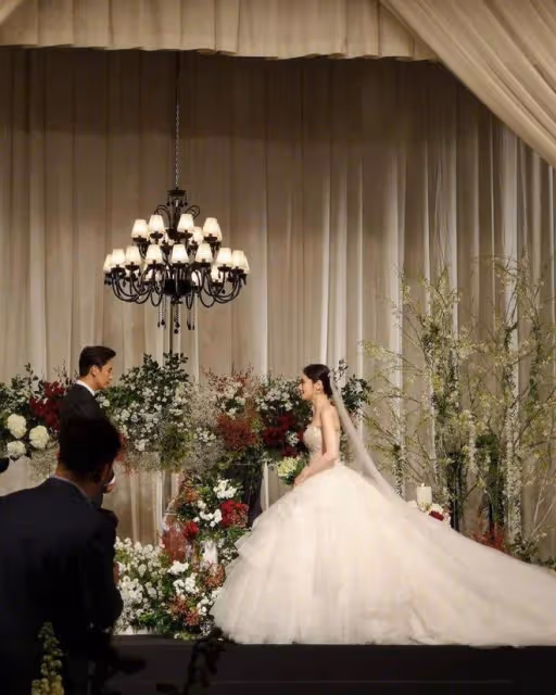 秋瓷炫回中國隨丈夫聚餐，於曉光摟著異性熱聊，秋瓷炫神情嚴肅