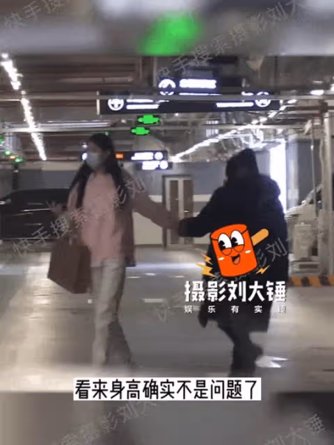 被寵成大爺！王寶強獲女友拎包開車門像寶寶超幸福，馬蓉欠他的馮清瘋狂補償了