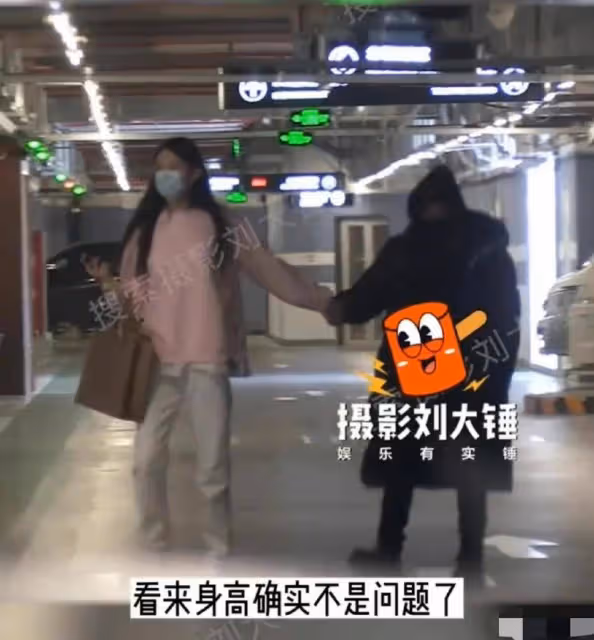 被寵成大爺！王寶強獲女友拎包開車門像寶寶超幸福，馬蓉欠他的馮清瘋狂補償了