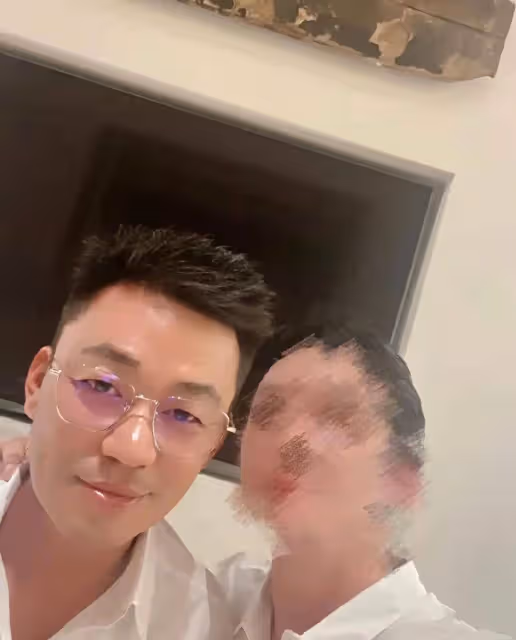 被寵成大爺！王寶強獲女友拎包開車門像寶寶超幸福，馬蓉欠他的馮清瘋狂補償了