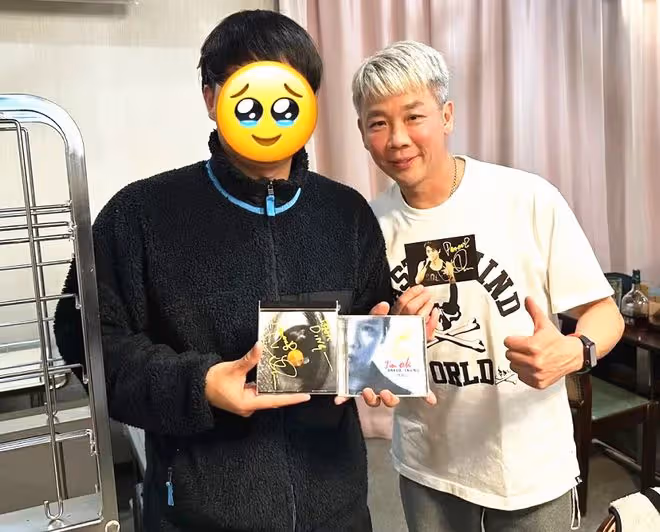 53歲陶喆私下聚會照曝光,腳踩凳子姿勢霸氣,染滿頭白髮很時髦