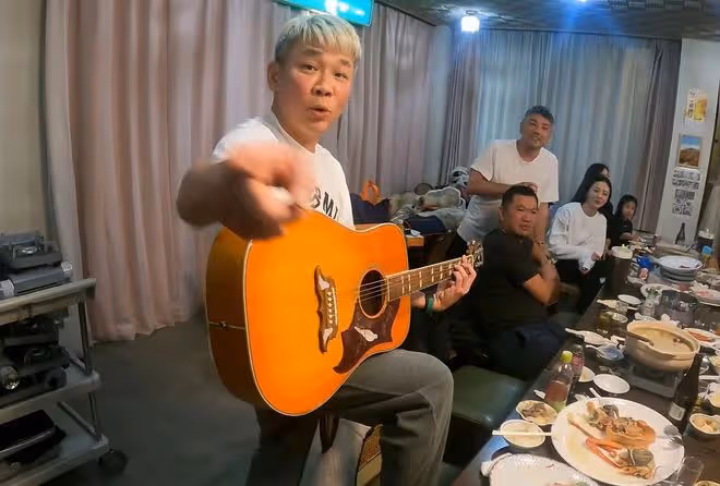 53歲陶喆私下聚會照曝光,腳踩凳子姿勢霸氣,染滿頭白髮很時髦