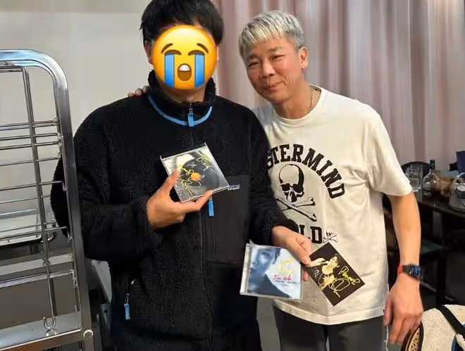 53歲陶喆私下聚會照曝光,腳踩凳子姿勢霸氣,染滿頭白髮很時髦