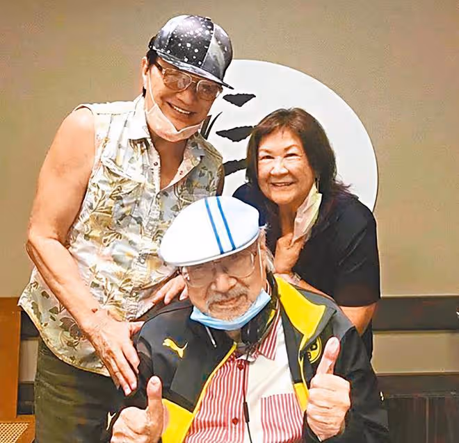 98歲樂壇教父去世,許冠傑現身靈堂稱很傷心,劉德華張學友送花圈