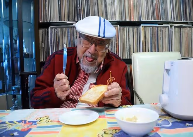 98歲樂壇教父去世,許冠傑現身靈堂稱很傷心,劉德華張學友送花圈