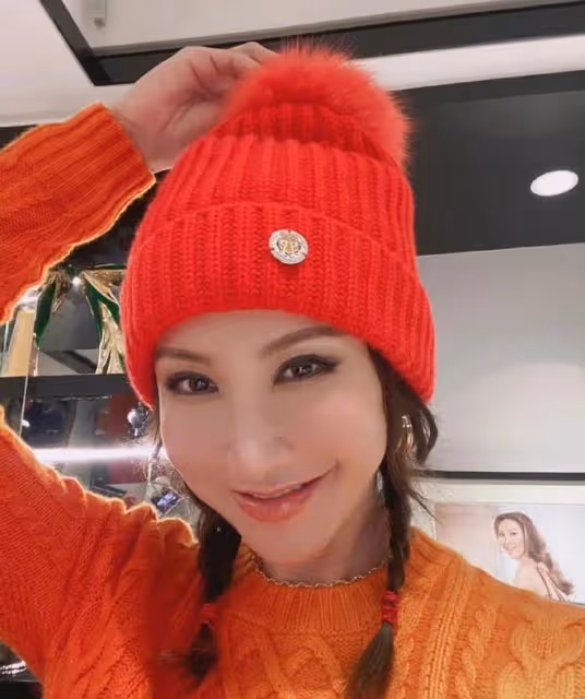 48歲李玟自曝左腿有缺陷,需要重新練習走路,醫院祈禱面露疲憊