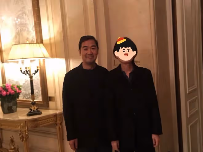 張國立久居國外太愜意，巴黎高檔餐廳內品美酒，緊摟鄧婕大秀恩愛
