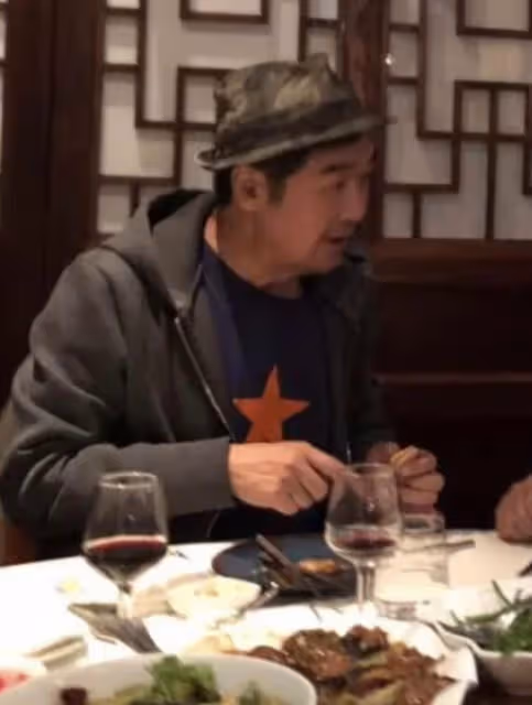 張國立久居國外太愜意，巴黎高檔餐廳內品美酒，緊摟鄧婕大秀恩愛