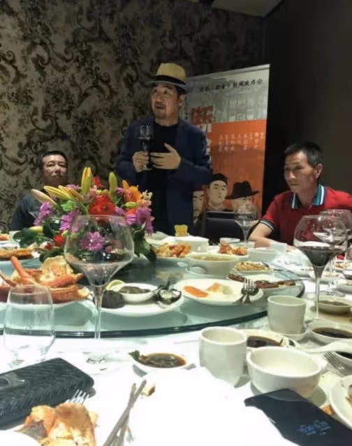 張國立久居國外太愜意，巴黎高檔餐廳內品美酒，緊摟鄧婕大秀恩愛