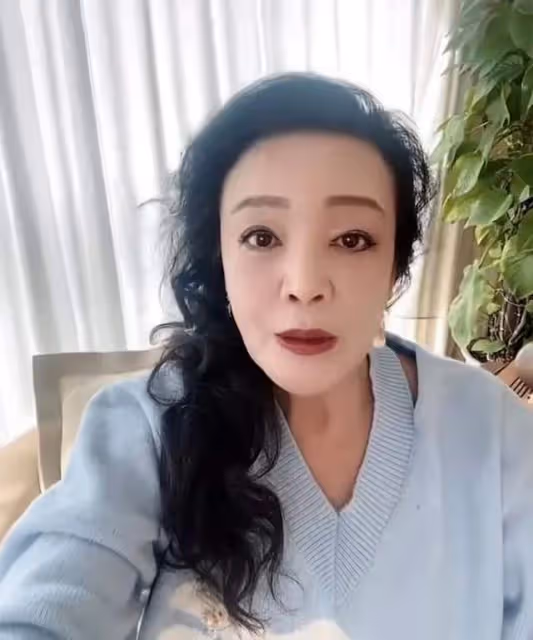 汪小菲他爸究竟幹嘛的?張蘭都得租他的別墅做直播,月租高達5萬