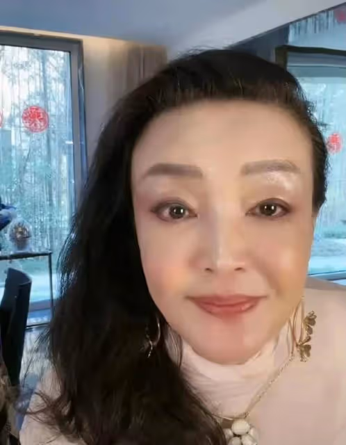 汪小菲他爸究竟幹嘛的?張蘭都得租他的別墅做直播,月租高達5萬