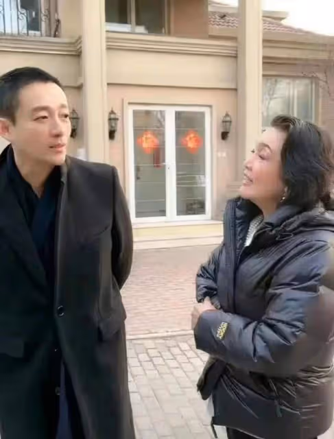 汪小菲他爸究竟幹嘛的?張蘭都得租他的別墅做直播,月租高達5萬