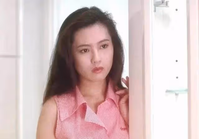 她曾是蜜桃女神,差點成為謝霆鋒舅媽,因陷丑聞前程盡毀,如今57歲孑然一身