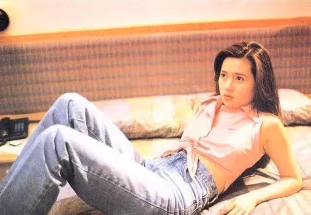 她曾是蜜桃女神,差點成為謝霆鋒舅媽,因陷丑聞前程盡毀,如今57歲孑然一身