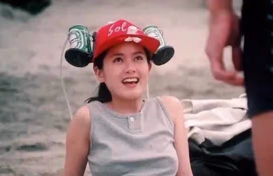她曾是蜜桃女神,差點成為謝霆鋒舅媽,因陷丑聞前程盡毀,如今57歲孑然一身