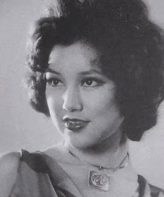 她被李小龍領進圈,多次榮獲金馬金像影后,卻因不自信被整容害慘