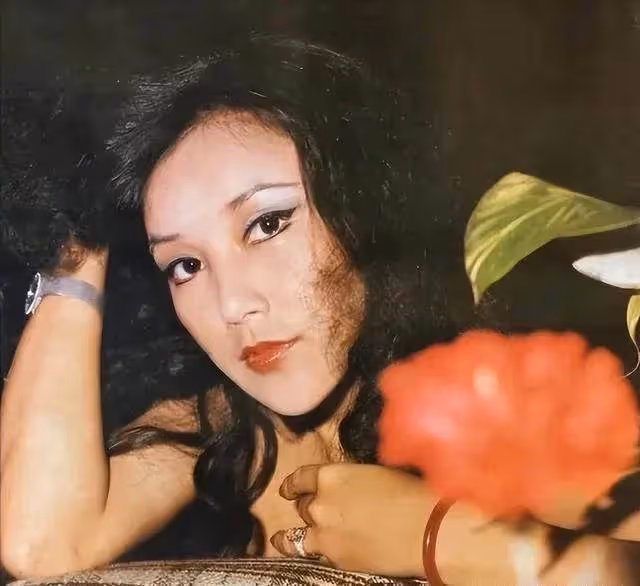她被李小龍領進圈,多次榮獲金馬金像影后,卻因不自信被整容害慘