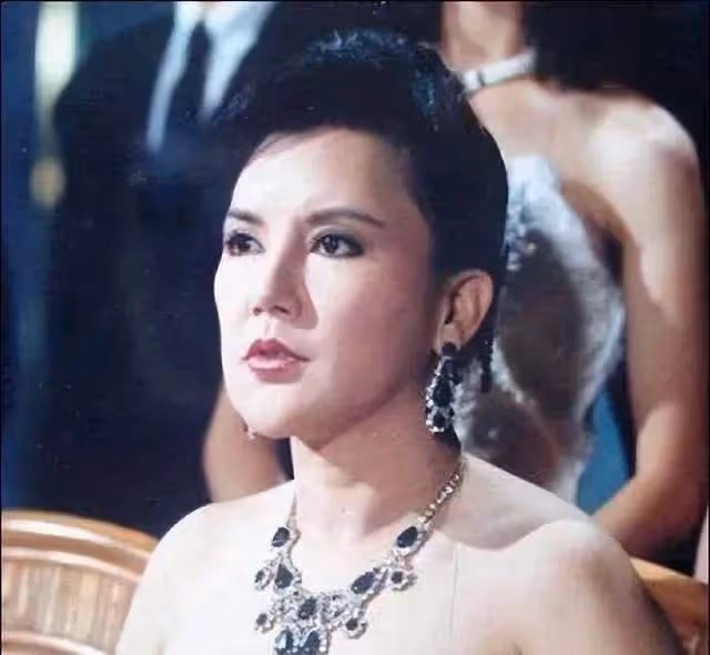 她被李小龍領進圈,多次榮獲金馬金像影后,卻因不自信被整容害慘