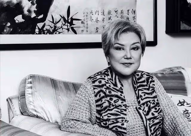 她被李小龍領進圈,多次榮獲金馬金像影后,卻因不自信被整容害慘