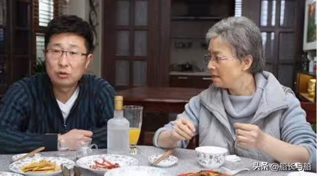 7年前為孫子出氣,踢了外孫女兩腳,7年後女婿:養老找你孫子吧