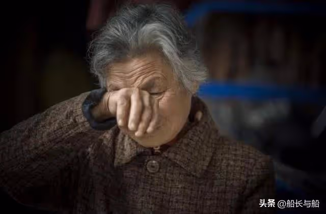7年前為孫子出氣,踢了外孫女兩腳,7年後女婿:養老找你孫子吧