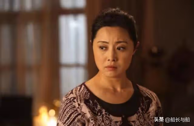 一家10口聚餐，我出錢出力，女兒伸筷子夾炒肉，婆婆連盤子端走