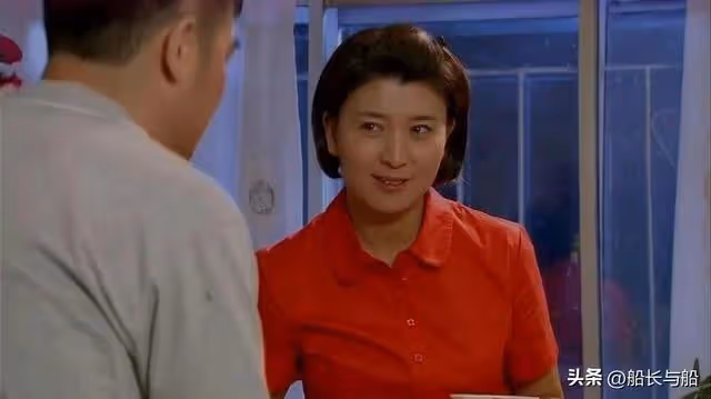 一家10口聚餐,我出錢出力,女兒伸筷子夾炒肉,婆婆連盤子端走