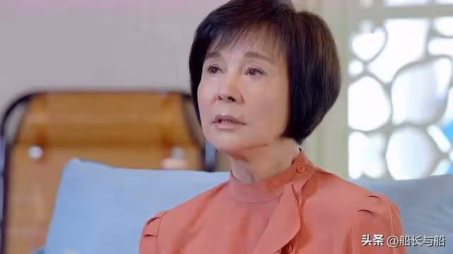 一家10口聚餐,我出錢出力,女兒伸筷子夾炒肉,婆婆連盤子端走