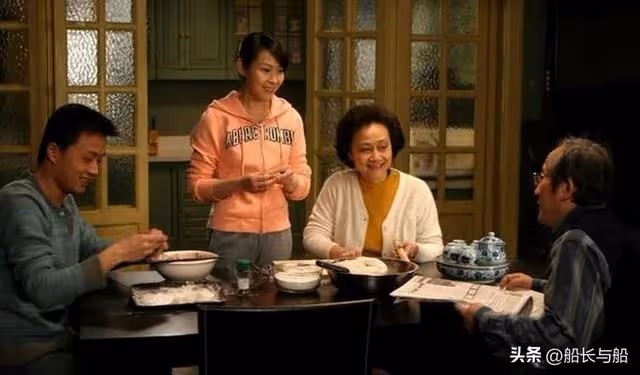 一家10口聚餐,我出錢出力,女兒伸筷子夾炒肉,婆婆連盤子端走