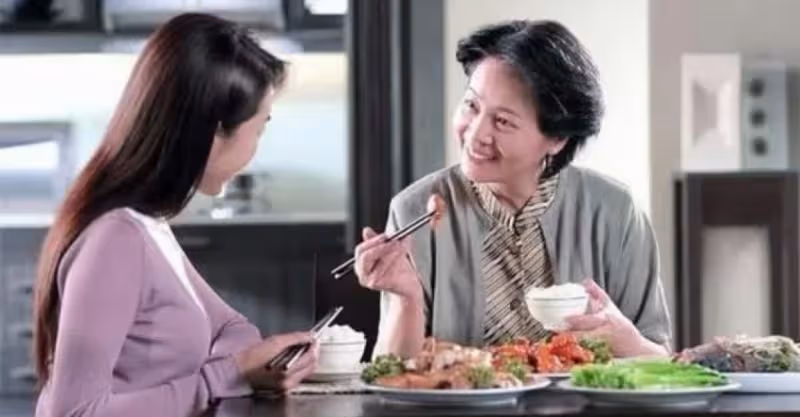 住女兒家三周，女婿睡公司，女兒到家就回屋，母親懊悔：早該醒悟