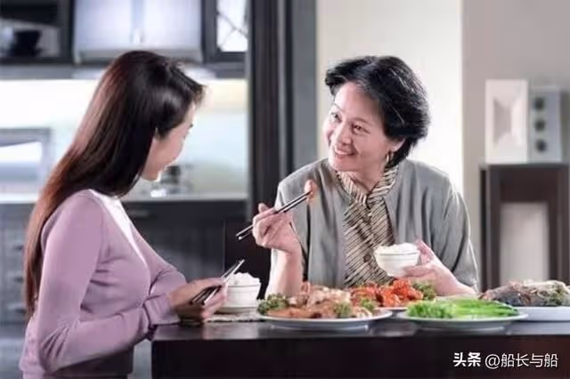 住女兒家三周,女婿睡公司,女兒到家就回屋,母親懊悔:早該醒悟