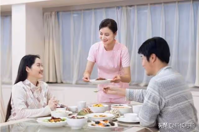 住女兒家三周,女婿睡公司,女兒到家就回屋,母親懊悔:早該醒悟