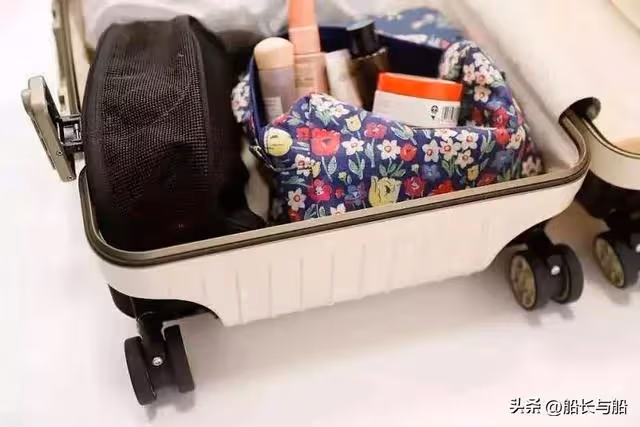 住女兒家三周,女婿睡公司,女兒到家就回屋,母親懊悔:早該醒悟