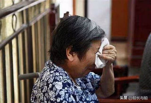 住女兒家三周,女婿睡公司,女兒到家就回屋,母親懊悔:早該醒悟