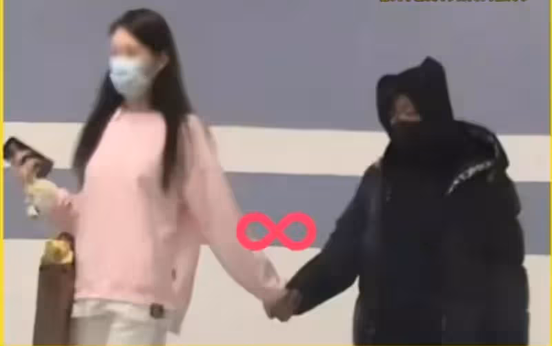 王寶強與女友開豪車出行!女方忙前忙後還當司機,情侶牽手像母子