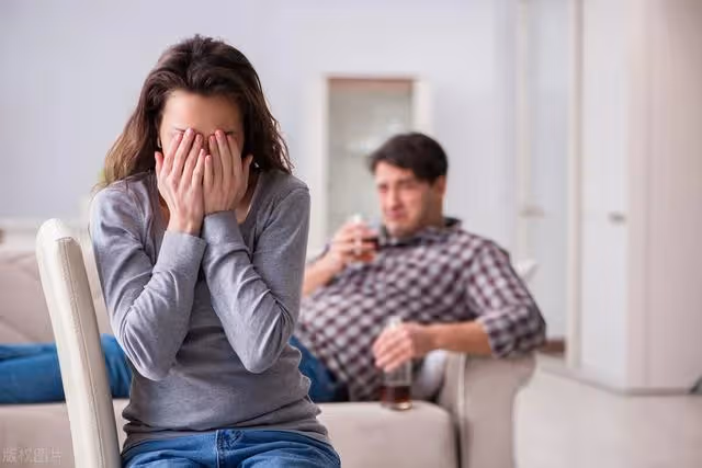夫妻AA制31年，丈夫癱瘓臥床，61歲阿姨：一天給我1000塊也不伺候