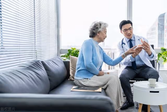 夫妻AA制31年，丈夫癱瘓臥床，61歲阿姨：一天給我1000塊也不伺候