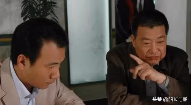 父親退休金三千,兒子要兩千還房貸,遭拒後兒子怒斥:早晚是我的