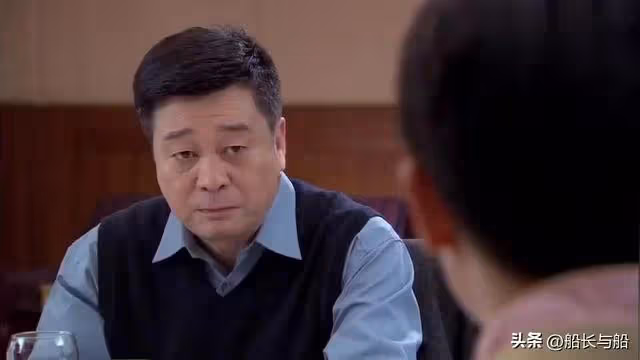 父親退休金三千,兒子要兩千還房貸,遭拒後兒子怒斥:早晚是我的