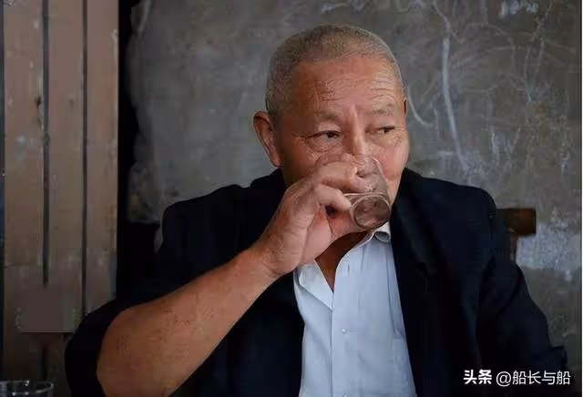 父親退休金三千,兒子要兩千還房貸,遭拒後兒子怒斥:早晚是我的