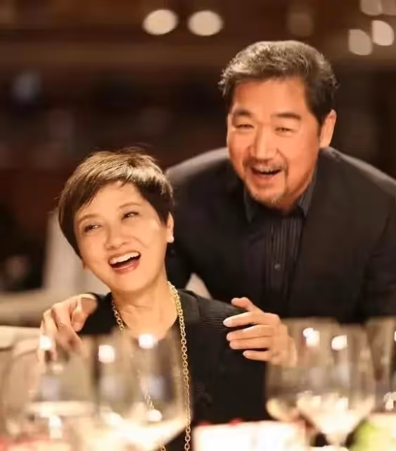 68歲張國立太瀟灑!在國外吃西餐開遊艇,兒子張默已經有了新身份
