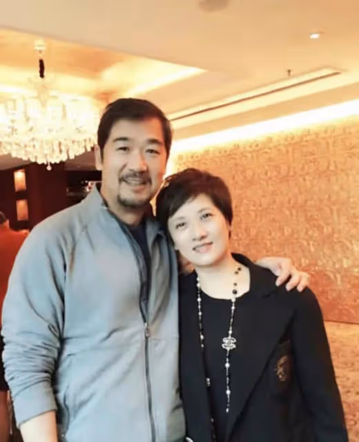 68歲張國立太瀟灑!在國外吃西餐開遊艇,兒子張默已經有了新身份
