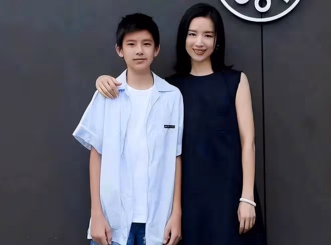曝董潔和男助理同居4年，潘粵明好事將近，為了兒子卑微求和
