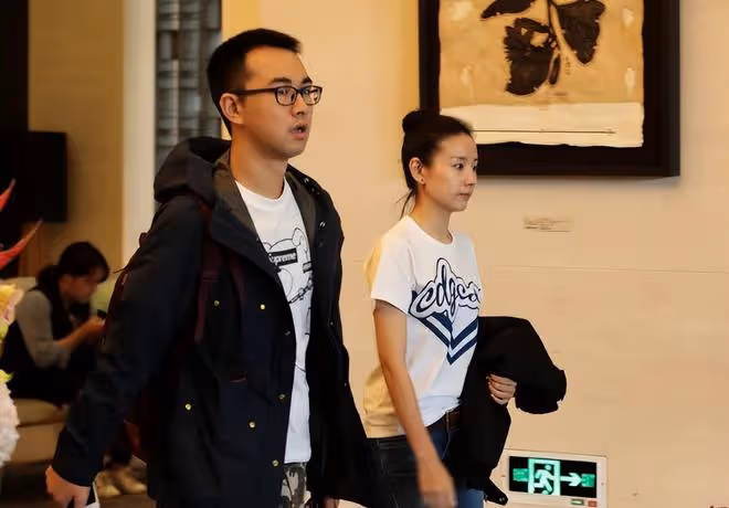 曝董潔和男助理同居4年，潘粵明好事將近，為了兒子卑微求和