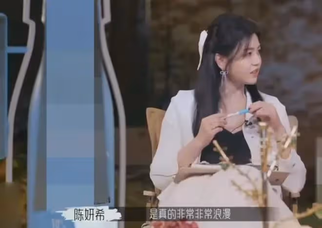 陳妍希秀恩愛被陳曉粉罵，三期節目上十個熱搜，說話矛盾像編故事